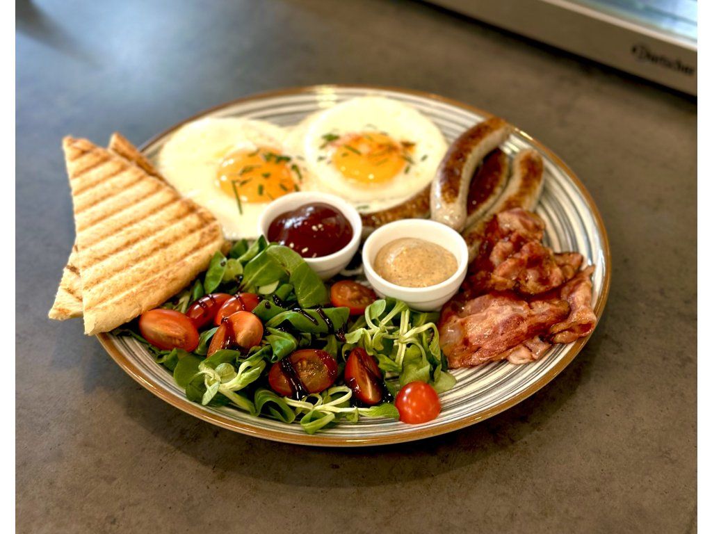 Smažené vejce se slaninou, mini klobáskami a salátem – Brunch v Café & Patisserie Blagova Praha 2