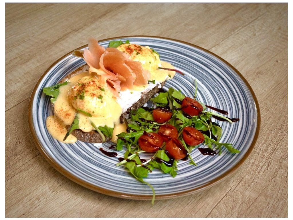 Vejce Benedikt s lososem – Brunch v Café & Patisserie Blagova Praha 2